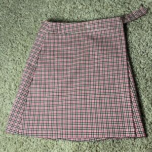 RARE Brandy Melville wrap skirt pink and black and white houndstooth pattern